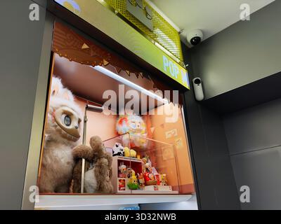 Manchester, Großbritannien – 29. September 2025: Bunte Ausstellung von Labubu Plüschspielzeug und Figuren im Pop Mart-Schaufenster in Manchester, die eine verspielte Atmosphäre fördert Stockfoto