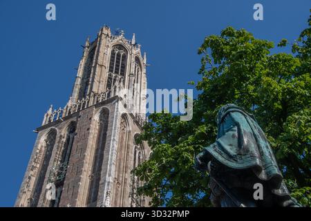Die Rückseite der Statue „Jan van Nassau“ mit dem Turm des St. Martin-Doms in Utrecht Stockfoto