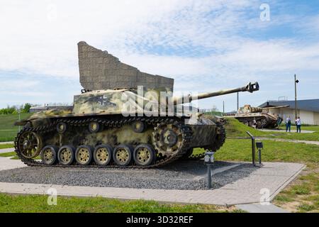SAMBEK, RUSSLAND - 07. MAI 2025: Eine deutsche Selbstfahrkanone der StuG II auf der Gedenkstätte Sambek Heights an einem Maitag Stockfoto