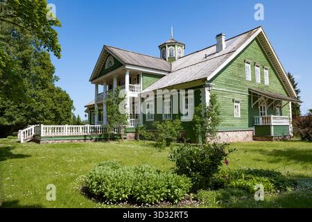 PUSHKINSKIYE GOR, RUSSLAND - 14. JUNI 2025: Haus der Verwandten des russischen Dichters A.S. Puschkin auf dem Anwesen Petrovskoje, an einem sonnigen Juni-Tag Stockfoto