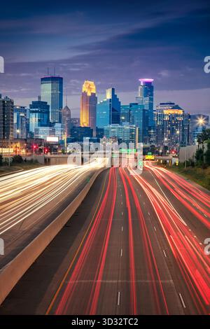 Minneapolis, Minnesota, USA. Stadtbild der Innenstadt von Minneapolis, Minnesota, USA, mit Highway, der zur dämmerblauen Stunde in die Innenstadt führt. Stockfoto