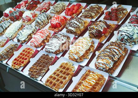 Auswahl an belgischen Waffeln mit verschiedenen Belägen in einem Geschäft in Brüssel, Belgien Stockfoto