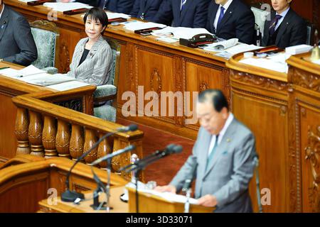 Premierminister Sanae Takaichi, Fragen von Parteiführern, Repräsentantenhaus -JPN- 4. November 2025, Tokio, Repräsentantenhaus - Premierminister Sanae TakaichiL schaut zu und hört eine Fragerede von Yoshihiko Noda, dem Vorsitzenden der oppositionellen konstitutionellen Demokratischen Partei Japans, zu. Tokio Japan Copyright: XKazukixOISHIx Stockfoto