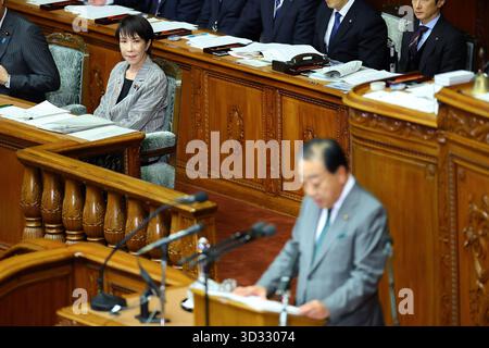 Premierminister Sanae Takaichi, Fragen von Parteiführern, Repräsentantenhaus -JPN- 4. November 2025, Tokio, Repräsentantenhaus - Premierminister Sanae TakaichiL schaut zu und hört eine Fragerede von Yoshihiko Noda, dem Vorsitzenden der oppositionellen konstitutionellen Demokratischen Partei Japans, zu. Tokio Japan Copyright: XKazukixOISHIx Stockfoto