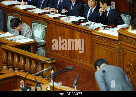 Premierminister Sanae Takaichi, Fragen von Parteiführern, Repräsentantenhaus -JPN- 4. November 2025, Tokio, Repräsentantenhaus - Premierminister Sanae TakaichiL schaut zu und hört eine Fragerede von Yoshihiko Noda, dem Vorsitzenden der oppositionellen konstitutionellen Demokratischen Partei Japans, zu. Tokio Japan Copyright: XKazukixOISHIx Stockfoto