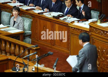 Premierminister Sanae Takaichi, Fragen von Parteiführern, Repräsentantenhaus -JPN- 4. November 2025, Tokio, Repräsentantenhaus - Premierminister Sanae TakaichiL schaut zu und hört eine Fragerede von Yoshihiko Noda, dem Vorsitzenden der oppositionellen konstitutionellen Demokratischen Partei Japans, zu. Tokio Japan Copyright: XKazukixOISHIx Stockfoto