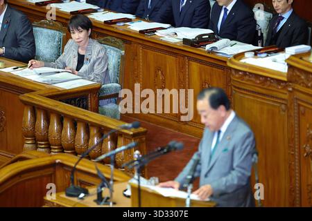 Premierminister Sanae Takaichi, Fragen von Parteiführern, Repräsentantenhaus -JPN- 4. November 2025, Tokio, Repräsentantenhaus - Premierminister Sanae TakaichiL schaut zu und hört eine Fragerede von Yoshihiko Noda, dem Vorsitzenden der oppositionellen konstitutionellen Demokratischen Partei Japans, zu. Tokio Japan Copyright: XKazukixOISHIx Stockfoto