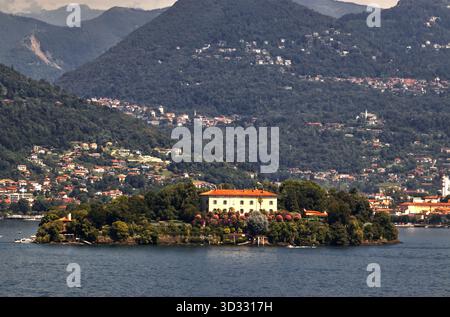 STRESA, ITALIEN 5. AUGUST 2025: Blick von der Isola Bella auf den Lago Maggiore, im Piemont, Italien. Stockfoto