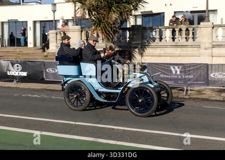 Madeira Drive, Brighton, East Sussex, Großbritannien. Dies ist die London to Brighton Veteran Car Rallye 2025, die von London aus zu ihrer jährlichen Veranstaltung kommt. Die diesjährige Veranstaltung des weltweit längsten Motorsports findet am Sonntag, dem 2. November 2025, anlässlich des berühmten Emanzipationslaufs vom November 1896 statt. Dieses Bild zeigt einen Darracq 6,5 CV (1901), der von Christopher Berridge angetrieben wurde. November 2025. David Smith/Alamy Stockfoto