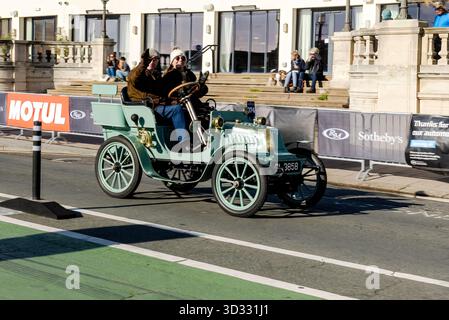 Madeira Drive, Brighton, East Sussex, Großbritannien. Dies ist die London to Brighton Veteran Car Rallye 2025, die von London aus zu ihrer jährlichen Veranstaltung kommt. Die diesjährige Veranstaltung des weltweit längsten Motorsports findet am Sonntag, dem 2. November 2025, anlässlich des berühmten Emanzipationslaufs vom November 1896 statt. Dieses Bild zeigt einen 1901 Darracq 6, der von Paul Hoskins gefahren wird. November 2025. David Smith/Alamy Stockfoto