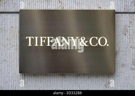 Tiffany and Co. Luxus-Markenlogo auf der Außenseite eines Geschäfts Stockfoto