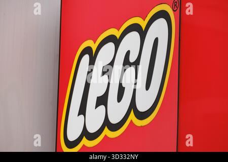Logo der Marke LEGO Plastic Construction Toys auf der Außenseite eines Ladens Stockfoto