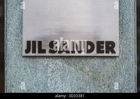 Logo der Modemarke Jil Sander auf der Außenseite eines Geschäfts Stockfoto