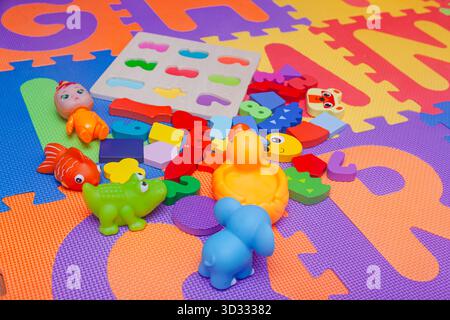 Lernspielzeug für Kinder auf einer Spielmatte. Stockfoto