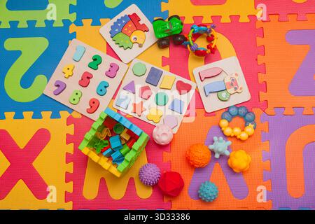 Lernspielzeug für Kinder auf einer Spielmatte. Stockfoto