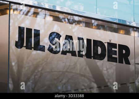 Logo der Modemarke Jil Sander auf der Außenseite eines Geschäfts Stockfoto