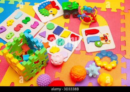 Lernspielzeug für Kinder auf einer Spielmatte. Stockfoto
