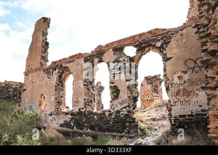 Villaricos, Almeria, Spanien - 11. Oktober 2025: Gießereiruinen am Meer an der Küste der Stadt Villaricos, Andalusien, Spanien Stockfoto