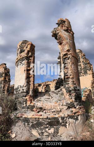 Villaricos, Almeria, Spanien - 11. Oktober 2025: Gießereiruinen am Meer an der Küste der Stadt Villaricos, Andalusien, Spanien Stockfoto