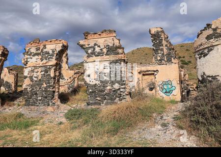 Villaricos, Almeria, Spanien - 11. Oktober 2025: Gießereiruinen am Meer an der Küste der Stadt Villaricos, Andalusien, Spanien Stockfoto