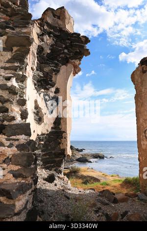 Villaricos, Almeria, Spanien - 11. Oktober 2025: Gießereiruinen am Meer an der Küste der Stadt Villaricos, Andalusien, Spanien Stockfoto