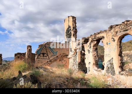 Villaricos, Almeria, Spanien - 11. Oktober 2025: Gießereiruinen am Meer an der Küste der Stadt Villaricos, Andalusien, Spanien Stockfoto