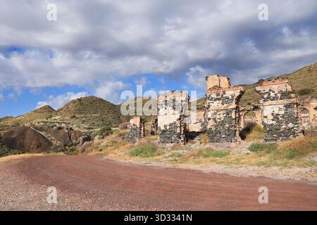 Villaricos, Almeria, Spanien - 11. Oktober 2025: Gießereiruinen am Meer an der Küste der Stadt Villaricos, Andalusien, Spanien Stockfoto