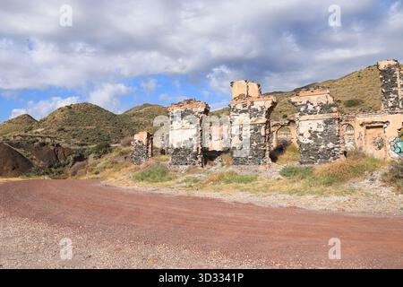 Villaricos, Almeria, Spanien - 11. Oktober 2025: Gießereiruinen am Meer an der Küste der Stadt Villaricos, Andalusien, Spanien Stockfoto