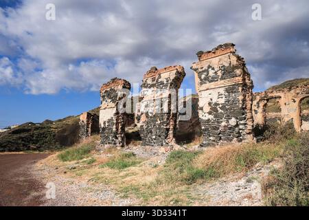 Villaricos, Almeria, Spanien - 11. Oktober 2025: Gießereiruinen am Meer an der Küste der Stadt Villaricos, Andalusien, Spanien Stockfoto