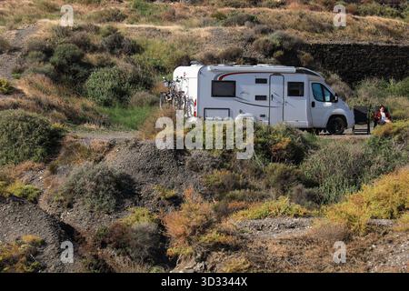 Villaricos, Almeria, Spanien - 11. Oktober 2025: Touristen zelten an der Küste von Villaricos Stadt in Cuevas de Almanzora, Almeria, mit Klippen und Felsen Stockfoto
