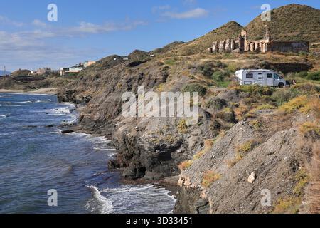 Villaricos, Almeria, Spanien - 11. Oktober 2025: Die Stadt der Küste von Villaricos in Cuevas de Almanzora, Almeria, mit Klippen und felsigen Buchten Stockfoto