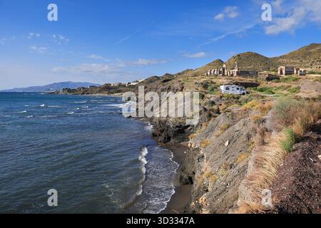 Villaricos, Almeria, Spanien - 11. Oktober 2025: Die Stadt der Küste von Villaricos in Cuevas de Almanzora, Almeria, mit Klippen und felsigen Buchten Stockfoto