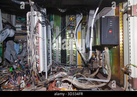 Mehrere angeschlossene Serverkabel in einem Verteilerkasten. Stockfoto