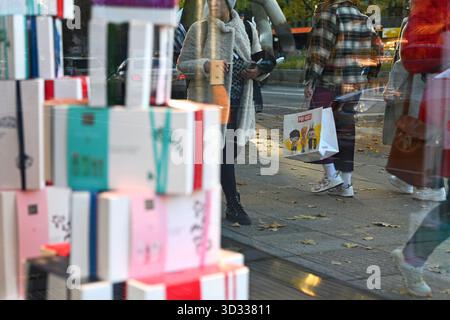 Berlin, Deutschland. November 2025. Fußgänger gehen an einem weihnachtlich geschmückten Schaufenster in einer Einkaufsstraße am Kurfürstendamm in Berlin vorbei. Quelle: ELISA Schu/dpa/Alamy Live News Stockfoto