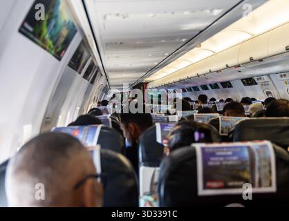 Passagiere, die während des Fluges auf dem Economy Class-Sitz eines zivilen Flugzeugs sitzen, werden am Veer Savarkar International Airport Port Blair in Andaman A aufgenommen Stockfoto