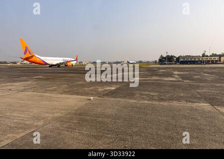 Am Veer Savarkar International Airport Port BL wurden zwei kommerzielle Flugzeuge auf der Start- und Landebahn des Flughafens mit Terminalgebäuden im Hintergrund aufgenommen Stockfoto
