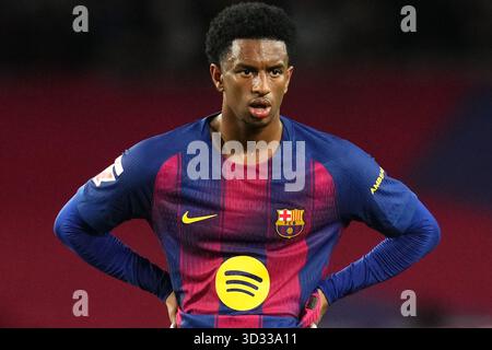 Barcelona, Spanien. November 2025. Alejandro Balde vom FC Barcelona während des La Liga EA Sports Spiels zwischen dem FC Barcelona und Elche CF spielte am 2. November 2025 im Lluis Companys Stadion in Barcelona, Spanien. (Foto: Bagu Blanco/PRESSIN) Credit: PRESSINPHOTO SPORTS AGENCY/Alamy Live News Stockfoto