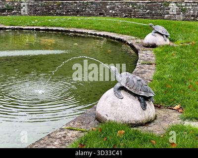 Blick auf den Schildkrötenbrunnen in Heywood Garden, Co Laois, Irland Stockfoto