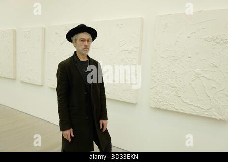 LONDON, Großbritannien, 4. November 2025, die Saatchi Gallery eröffnet die Long Now, eine bedeutende Ausstellung, die vier Jahrzehnte zeitgenössischer Kunst feiert. Vorgestellt: Tim Noble, Künstler. Kredit: Ian Bozic / Alamy Live Stockfoto