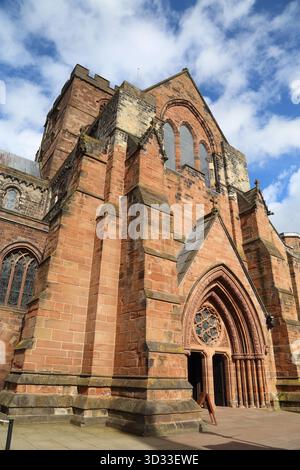 Carlisle Cathedral, mittelalterliche katholische Kathedrale Kirche, mit bogenförmigem Eingang, roten Sandsteinmauern und Rundbogenfenstern, Cumbria, England, Großbritannien Stockfoto