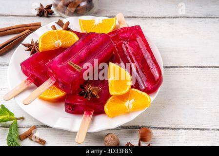 Leckeres Winter Glühwein Eis Eis Eis Eis Eis Eis. Gefrorener Glühweincocktail auf Stöcken, traditionelles Winter- und Weihnachtsgetränk in Form von Party-Desserts Stockfoto