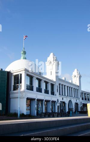 Historisches weißes spanisches Stadtgebäude mit neoklassizistischen architektonischen Details und einer weißen Kuppel, gekrönt von einer unionsflagge whitley Bay uk, Stockfoto