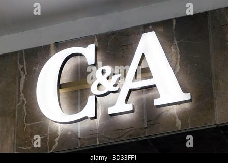 Beleuchtetes C&A-Ladenschild, das an einer Marmorwand vor dem Eingang eines Ladengeschäfts in palma, mallorca angebracht ist Stockfoto