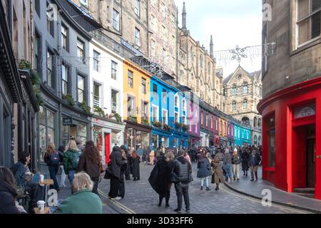 Die kopfsteingepflasterte victoria Street mit farbenfrohen, lebhaften Geschäften und hohen historischen Steinhäusern in einer diagonalen Gasse für Leute, die spazieren gehen und einkaufen Stockfoto