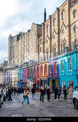 Die kopfsteingepflasterte victoria Street mit farbenfrohen, lebhaften Geschäften und hohen historischen Steinhäusern in einer diagonalen Gasse für Leute, die spazieren gehen und einkaufen Stockfoto