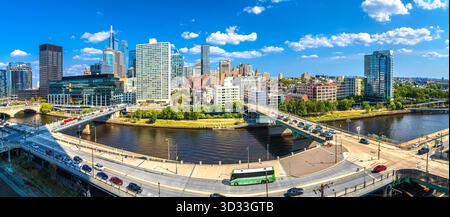 Skyline von Philadelphia und Panoramablick auf den Schuylkill River vom CIRA Green Park, Bundesstaat Pennsylvania, USA Stockfoto