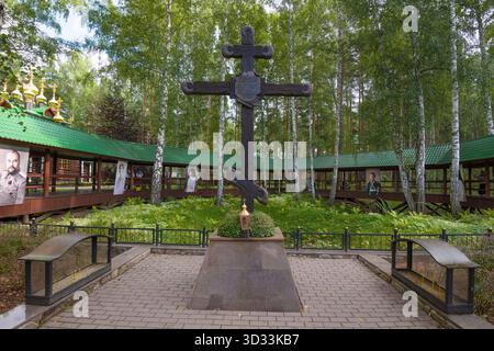 SHUVAKISH, RUSSLAND - 21. AUGUST 2025: Gedenkkreuz an der Stelle des primären Begräbnisses der Familie des russischen Kaisers Nikolaus II. Ganina Yama tr Stockfoto