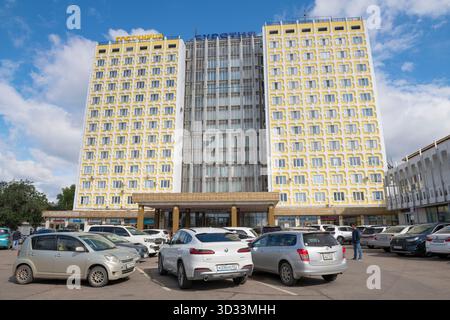 ULAN-UDE, RUSSLAND - 5. SEPTEMBER 2025: Das Gebäude des Burjatia Hotel an einem sonnigen Septembertag Stockfoto