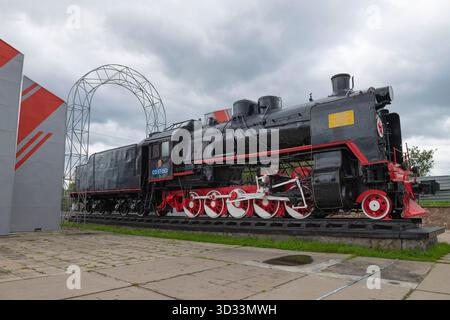 ULAN-UDE, RUSSLAND - 06. SEPTEMBER 2025: Sowjetische Güterdampflokomotive SO-17-1501 an einem bewölkten Septembertag. Monument, das dem 50. A gewidmet ist Stockfoto