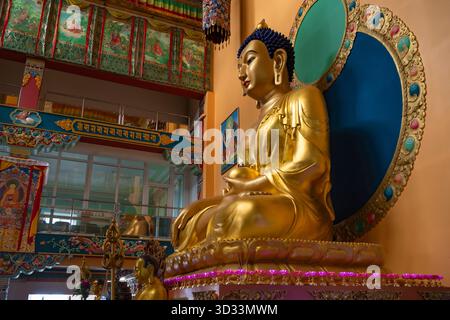 ULAN-UDE, RUSSLAND - 6. SEPTEMBER 2025: Skulptur eines sitzenden Buddha in einem buddhistischen Tempel. Datsan Rinpoche Bagsha. Burjatien Stockfoto